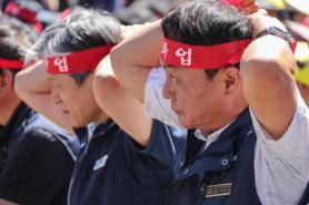 State bank relocation sparks mass finance strike in Seoul