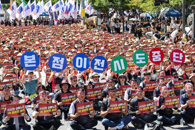 金融労組、「国策銀行の地方移転反対」総ストライキ強行…光化門で大規模集会