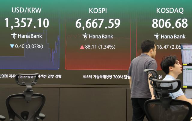 4일 서울 중구 하나은행 본점 딜링룸에서 직원들이 업무를 보고 있다 이날 코스피는 전장보다 7488포인트114 오른 665436으로 코스닥지수는 전장보다 1211포인트153 오른 80232로 출발했다 사진연합뉴스