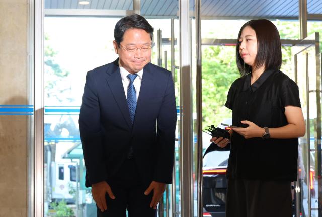 김승원 법무부장관 후보자가 3일 종로구 적선현대빌딩에 마련된 인사청문회 준비 사무실로 출근하며 인사하고 있다 사진연합뉴스