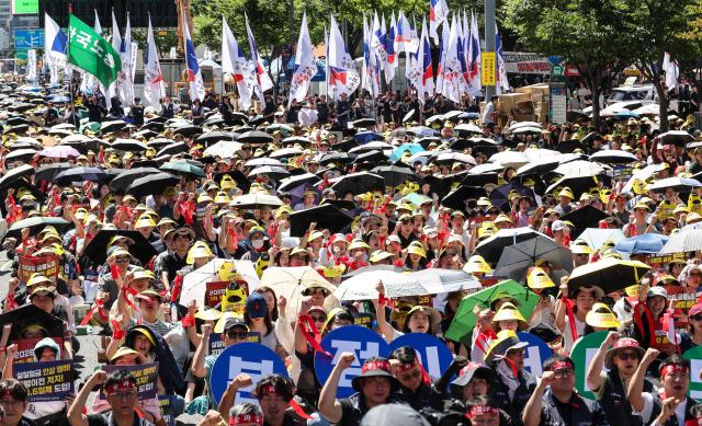 Members of the Korean Financial Industry Union hold a rally in front of Dongwha Duty Free in Jongno central Seoul on Sept 4 2026 AJP Yoo Na-hyun