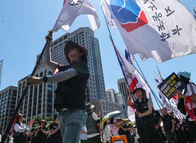 Members of the Korean Financial Industry Union hold a rally in front of Dongwha Duty Free in Jongno central Seoul on Sept 4 2026 AJP Yoo Na-hyu