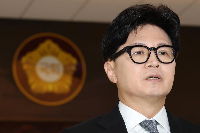 무소속 한동훈 의원이 지난 3일 국회에서 열릴 예정인 본회의에 참석하며 김승원 법무부 장관 후보자를 둘러싼 의혹과 관련한 취재진 질의에 답하고 있다사진연합뉴스
