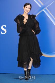 La actriz Lee Tae-ran posa en el desfile de Caiee de la Semana de la Moda de Seúl 2027 P/V
