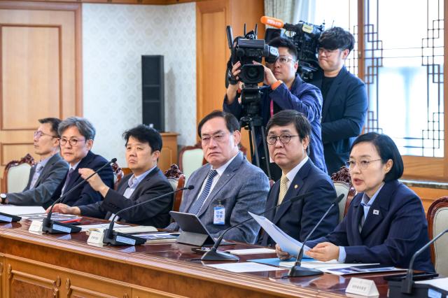 정부는 4일 정부서울청사에서 한성숙 국무총리 주재로 제2차 국가스포츠정책위원회를 열어 2기 민간위원을 위촉하고 스포츠 정책비전 2030을 발표했다 사진문화체육관광부