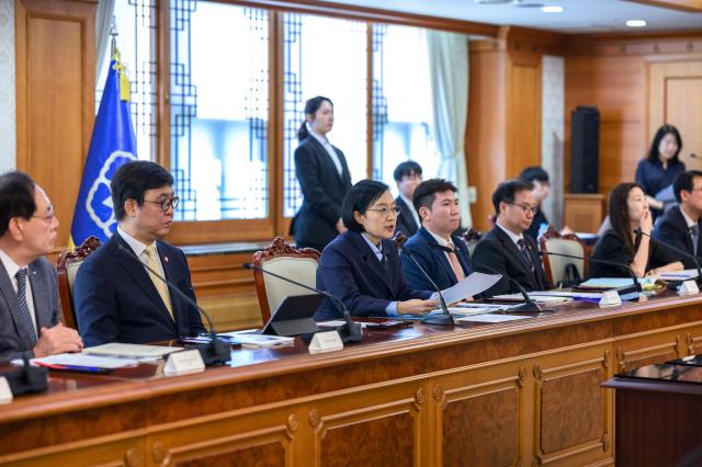 정부는 4일 정부서울청사에서 한성숙 국무총리 주재로 제2차 국가스포츠정책위원회를 열어 2기 민간위원을 위촉하고 스포츠 정책비전 2030을 발표했다 사진문화체육관광부