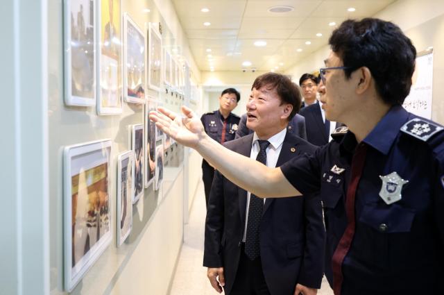 남종섭 경기도의회 의장이 4일 국내 유일의 민영교도소인 여주 소망교도소를 찾아 수용자 교정·교화 및 사회복귀 지원체계를 살폈다 사진경기도의회