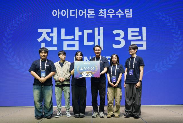 카카오 송재하 CTO최고기술책임자 왼쪽 4번째가 카카오테크 캠퍼스 최우수상팀인 전남대학교3팀과 기념사진을 촬영하고 있다사진카카오