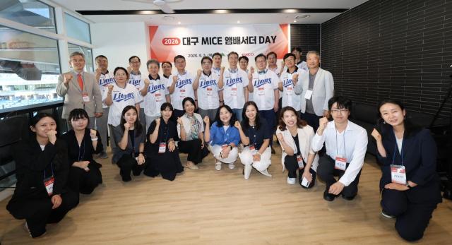 대구 엑스코EXCO는 지난 3일 대구 MICE 앰버서더 DAY 및 마이스 대사 신규 위촉식’을 개최하고 기념사진을 촬영하고 있다사진대구엑스코