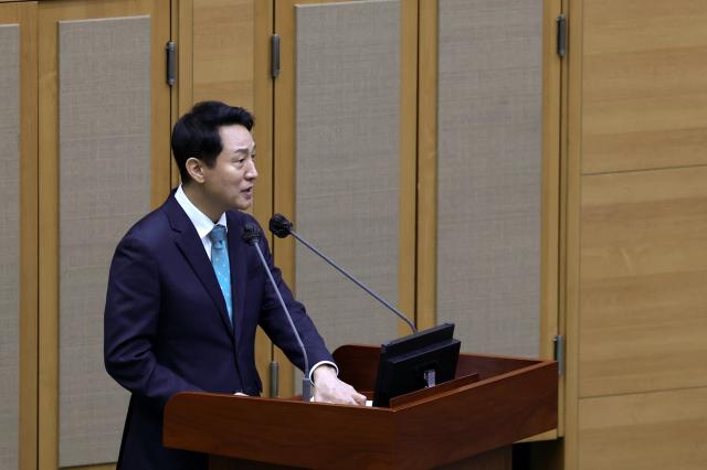 오세훈 서울시장이 서울시의회 본회의장에서 의원들의 질의에 답변하고 있다 사진서울시
