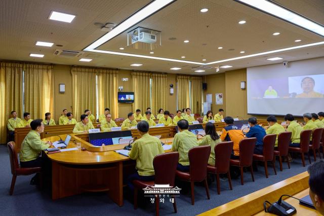 Koreas foreign min heads to Nepal as 9 Koreans still missing