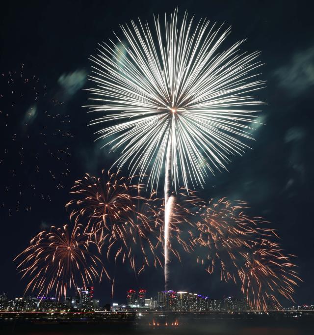 Fireworks and drones light up the sky over Yeouido Hangang Park in Seoul on Sept 4 2026 during the Freedom 250 celebration marking the 250th anniversary of US independence and the South Korea-US alliance The event organized by the US Embassy in Seoul also served as a prelude to the Seoul International Fireworks Festival 2026 Photo by Joint Press Corps