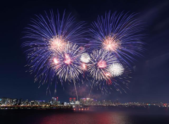 Fireworks and drones light up the sky over Yeouido Hangang Park in Seoul on Sept 4 2026 during the Freedom 250 celebration marking the 250th anniversary of US independence and the South Korea-US alliance The event organized by the US Embassy in Seoul also served as a prelude to the Seoul International Fireworks Festival 2026 Photo by Joint Press Corps