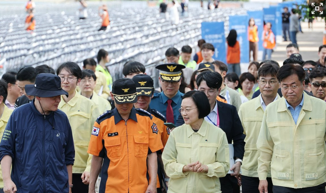 한성숙 국무총리가 5일 서울 여의도 한강공원 서울세계불꽃축제2026 축제장을 찾아 안전관리대책을 점검하고 있다 사진연합뉴스