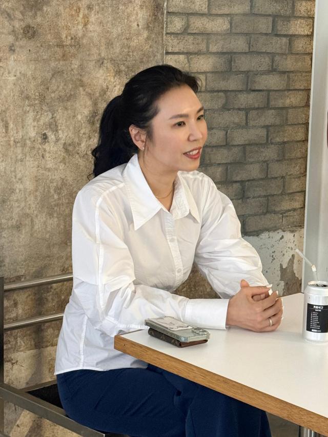 전현정 애경산업 헤어케어 사업부문장이 4일 서울 성동구 성수동 한 카페에서 블랙포레를 비롯한 헤어케어 사업 전략을 설명하고 있다 사진애경산업