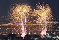 53 vạn người hướng mắt lên bầu trời Seoul, mãn nhãn với những cơn mưa pháo hoa 