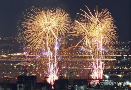 53 vạn người hướng mắt lên bầu trời Seoul, mãn nhãn với những cơn mưa pháo hoa 