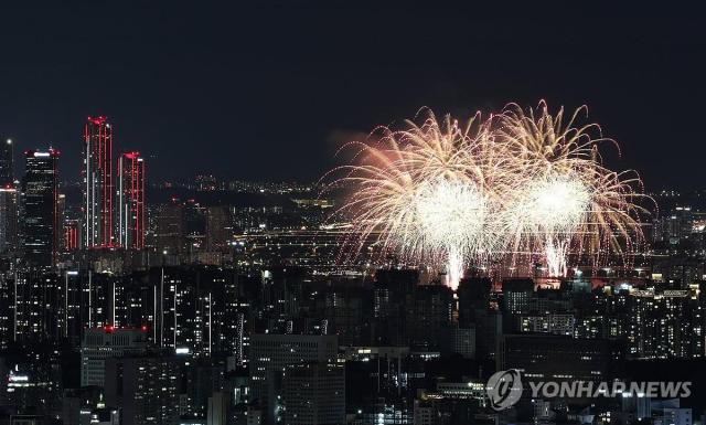 Pháo hoa lấp lánh giữa lòng đô thị

Seoul  Yonhap Phóng viên Lee Jin-wook – Những màn pháo hoa rực rỡ thắp sáng bầu trời đêm tại Lễ hội Pháo hoa Quốc tế Seoul 2026 diễn ra ngày 59 tại Công viên sông Hàn Yeouido Seoul 592026