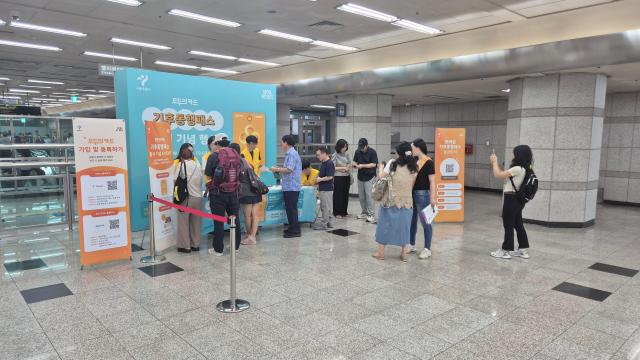 시민들이 기후동행패스 홍보부스에서 카드 교환을 위한 안내를 받고 있다 사진서울시