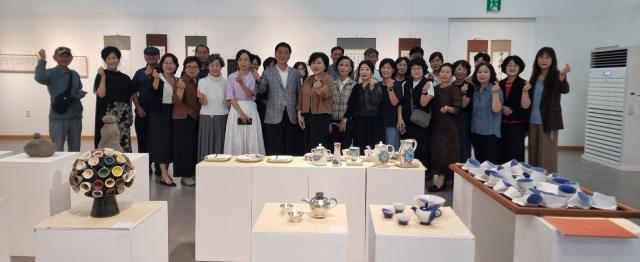 ‘2026 동해미술협회 회원전’에서 관계자들이 단체기념촬영을 하고 있다 사진이동원 기자