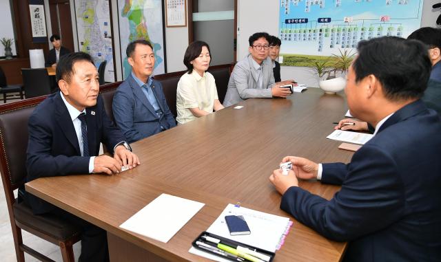김세훈 화천군수가 지난 3일 경기 구리시청을 방문해 신동화 구리시장과 양 지자체 간 우호 증진과 교류·협력 확대 방안을 논의하고 있다사진화천군