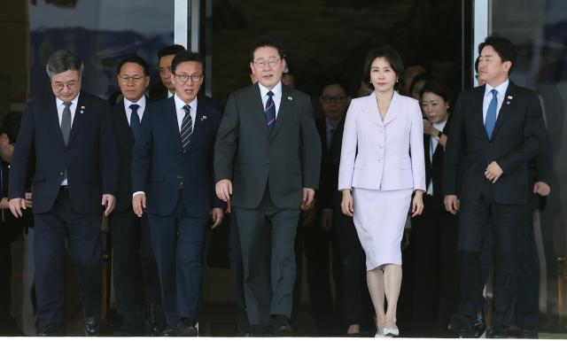 프랑스를 국빈방문 하는 이재명 대통령과 김혜경 여사가 6일 성남 서울공항에서 공군 1호기로 이동하고 있다 왼쪽부터 윤호중 행정안전부 장관 더불어민주당 김민석 대표 이 대통령 김 여사 강훈식 대통령비서실장 사진연합뉴스