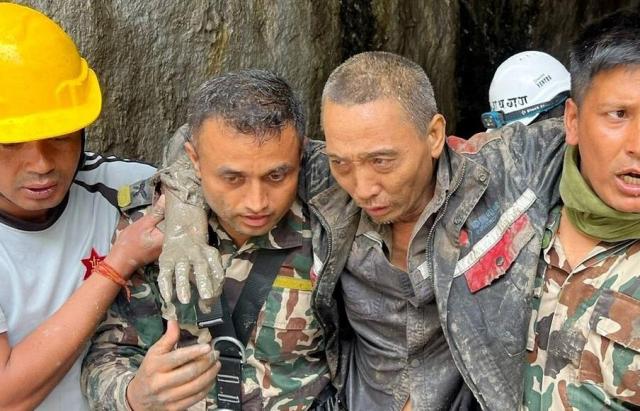 فريق الإغاثة الكوري ينشر فيديو إنقاذ رعايا صينيين بعد 10 أيام من الفيضانات الكارثية في نيبال
