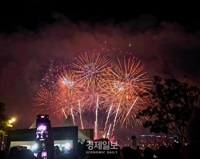 지난해 여의도 일대에서 시민들이 서울세계불꽃축제 2025에서 하늘을 장식하는 화려한 불꽃을 관람하고 있다 사진류청빛 기자