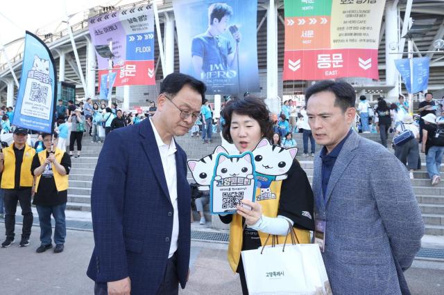 민경선 고양특례시장이 5일 백마누리 일대에서 열린 제10회 풍산동 주민총회와 단풍골 영화제를 찾아 주민들과 소통했다 사진고양시