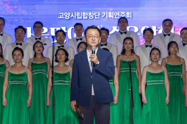 민경선 고양특례시장이 5일 일산호수공원 주제광장 계단무대에서 열린 고양시립합창단 ‘가을맞이 호수음악회’에 참석해 시민들과 함께 공연을 즐겼다 사진고양시