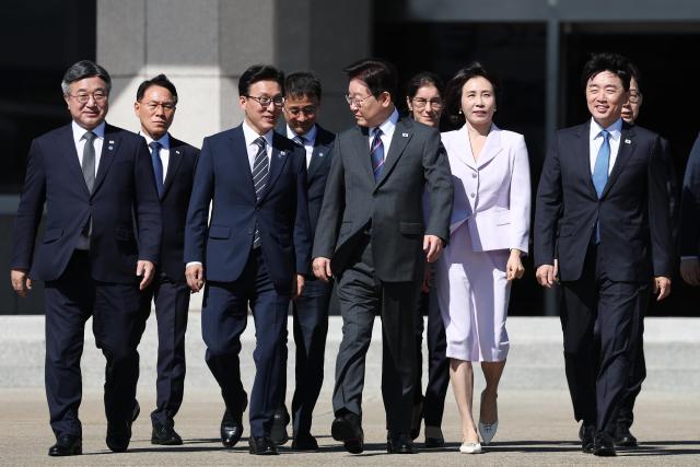 프랑스를 국빈방문 하는 이재명 대통령이 6일 성남 서울공항에서 더불어민주당 김민석 대표와 대화하며 공군 1호기로 이동하고 있다 사진연합뉴스