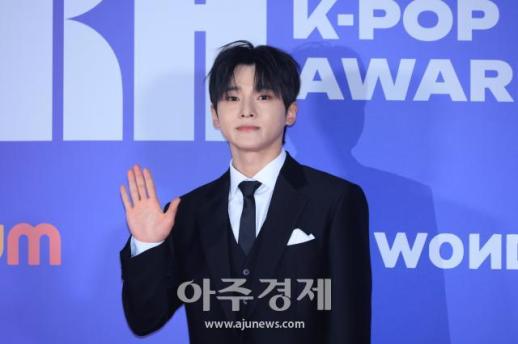 المغنية سونغ-ري تحيي جماهيرها في حفل جوائز K-POP العالمي