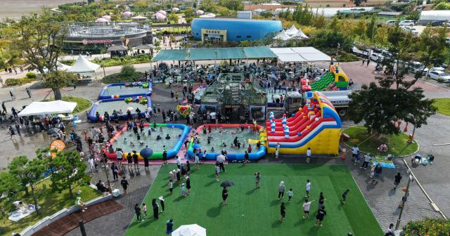 대형 에어바운스와 물놀이시설 주변으로 아이들과 부모들이 몰리면서 갯벌 중심의 축제장이 가족이 함께 뛰어노는 놀이공간으로 변모 했다사진김옥현 기자
