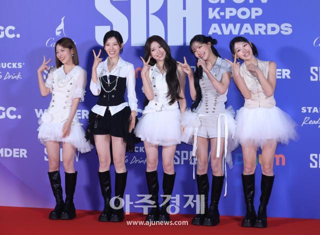걸그룹 리센느가 6일 오후 일산 킨텍스에서 개최된 글로벌 K-POP 시상식 ‘2026 SPOTV K-POP AWARDS’ 포토월 행사에서 포즈를 취하고 있다 사진 왼쪽부터 멤버 메이 리브 제나 원이 미나미 20260906 사진한준구 기자 jungu141298ajunewscom