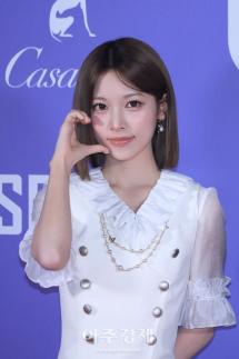 ليسيندا ماي تتخذ أوضاعاً للتصوير في حفل جوائز K-POP العالمي 2026