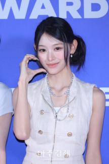 ريسينيه مينامي تتخذ وضعيات أمام الكاميرا في حفل جوائز K-POP العالمي