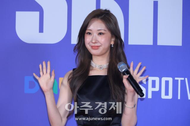 الفنانة جيون يو-جين تتألق بابتسامة مشرقة في حفل جوائز K-POP العالمي