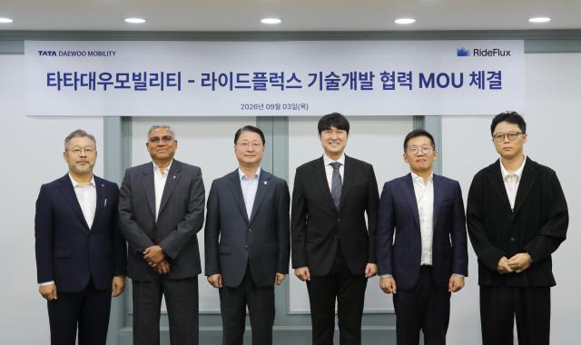 타타대우모빌리티와 라이드플럭스가 자율주행 기술 개발 협력을 체결했다사진 왼쪽부터 이윤규 타타대우 연구소장 아닐 신하 타타대우 부사장 김태성 타타대우 사장 박중희라이드플럭스 대표 강혁 라이드플럭스 CFO 임종철 라이드플럭스 전략 부문장사진라이드플럭스