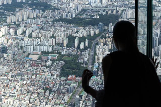 11일 서울 송파구 롯데월드타워 서울스카이에서 바라본 서울 도심 주택 단지 모습 260811유나현 기자 shootingajunewscom