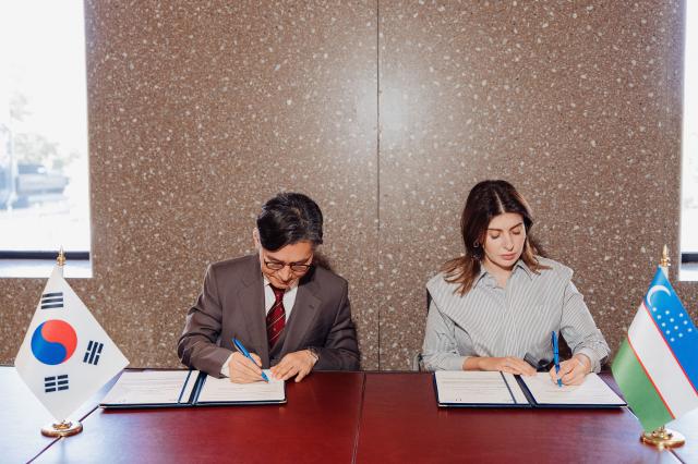رئيس لجنة الفنون والثقافة الكورية إي بوم-هيون ورئيسة مؤسسة تنمية الفنون والثقافة الأوزبكية غايانه أوميروفا يوقعان اتفاق العمل لتطوير وتعزيز التبادل الثقافي والفني بين البلدين في مركز طاشقند للفن المعاصر بتاريخ 5 سبتمبر الماضي. [الصورة: أركو]