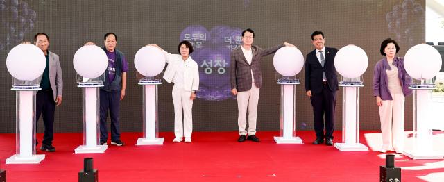정명근 화성특례시장사진 왼쪽에서 네 번째과 추미애 경기도지사사진 왼쪽에서 세 번째 등 주요 내빈들이 지난 5일 제12회 화성송산포도축제 개막식에서 화성송산포도의 가치를 담은 개막 세리머니를 하고 있다 사진화성시
