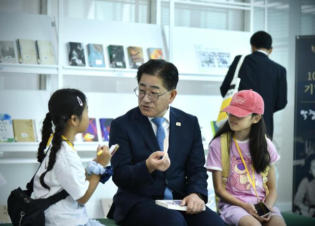 김포시가 지난 56일 모담도서관에서 ‘책 일생의 기쁨’을 주제로 ‘2026 김포 독서대전’을 개최했다 사진김포시