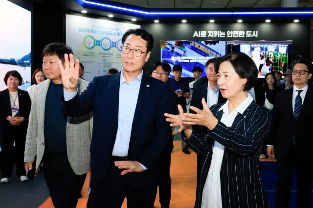 정명근 화성특례시장이 MARS 2025에 방문한 추미애 당시 국회의원 및 현 경기도지사에게 엑스포에 대한 설명을 하고 있다 사진화성시