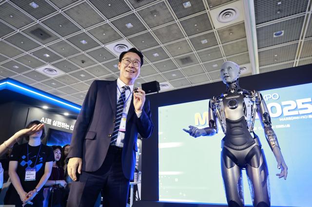 정명근 화성특례시장이 MARS 2025에서 휴머노이드 로봇과 대화하고 있다 사진화성시