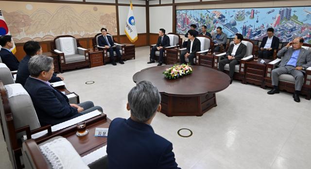 박찬대 인천광역시장이 7일 시청 대접견실에서 열린 지역건설산업 상생협력 업무협약식에서 송치영 포스코이앤씨 대표이사 조흥수 대한전문건설협회 인천광역시회 회장 등 참석자들과 협력 방안 등을 논의하고 있다 사진인천시