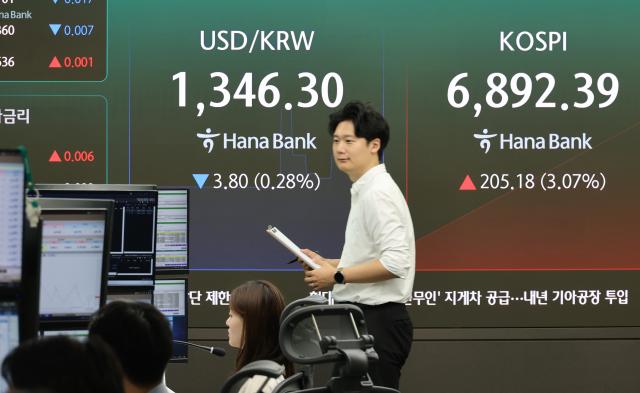 Memory trade lifts Seoul and Tokyo, leaves Shanghai flat