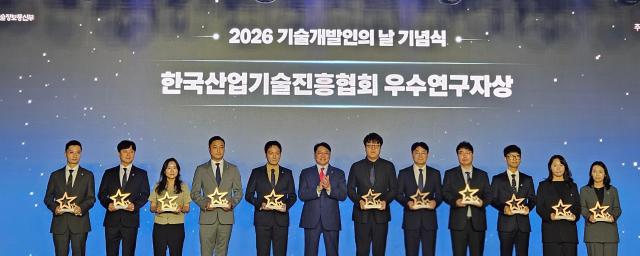 박기범 알테오젠 이사좌측 끝가 기념사진을 촬영하고 있다사진알테오젠