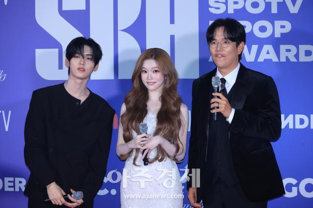 هان يو-جين وجانج سونغ-كيو وتسوكي: ثلاثي مقدمي برنامج أرنب في حفل جوائز SPOTV K-POP 2026