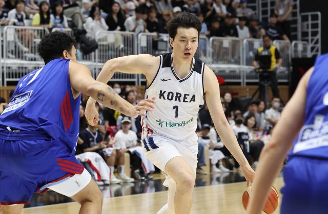 6일 경기도 수원시 KT소닉붐아레나에서 열린 남자농구 국가대표 평가전 한국과 필리핀의 경기 한국 이현중이 드리블을 하고 있다 사진연합뉴스