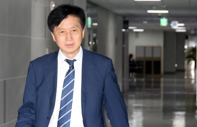 국회 재정경제기획위원회 여당 간사인 오기형 더불어민주당 의원이 7일 국회 의원회관에서 재정경제기획위원회ㆍ산업통상자원중소벤처기업위원회가 공동으로 정부 관계부처와 대미 투자 협상 논의를 위해 개최한 당정에 입장하고 있다 사진연합뉴스